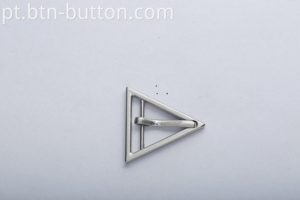 Alloy adjustment buttons for sweaters